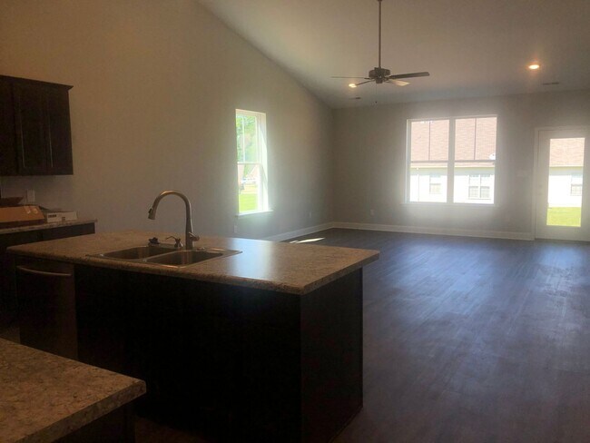 Foto del edificio - 2-Bedroom Townhome, AVAILABLE NOW!