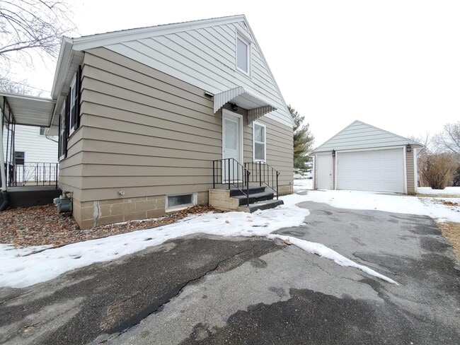 Building Photo - 1829 1st St SW