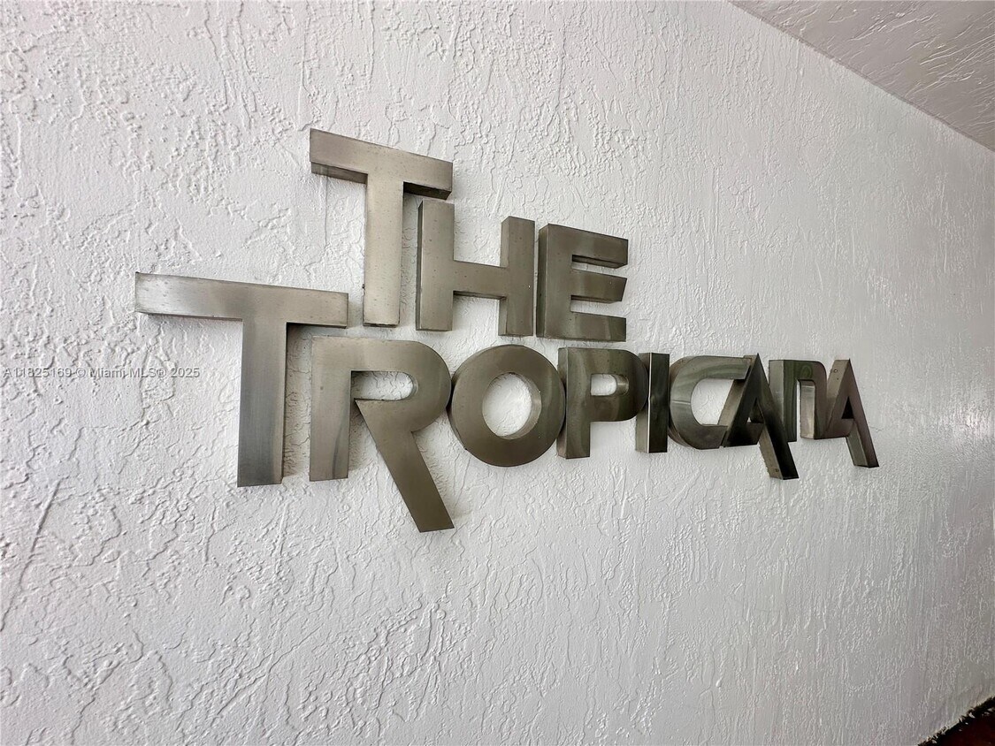 Foto principal - 15645 Collins Ave