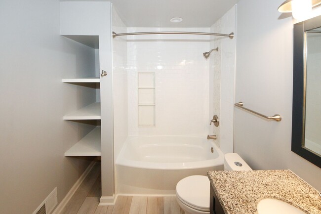 Building Photo - Central Located Aspen Woods Entry