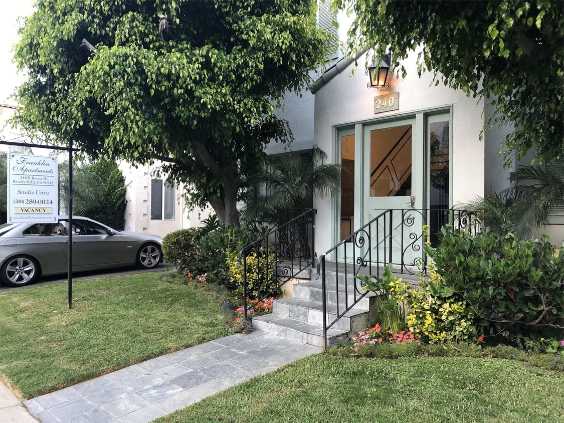 240 S Reeves Dr Unit M, Beverly Hills, CA 90212 Room for Rent in