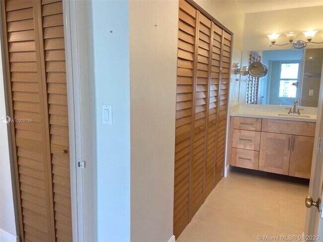 Building Photo - 3800 S Ocean Dr