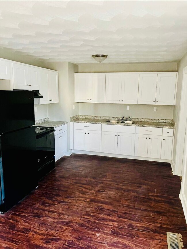 Foto del edificio - Renovated 4 Bedroom 2 full bath Single Fam...