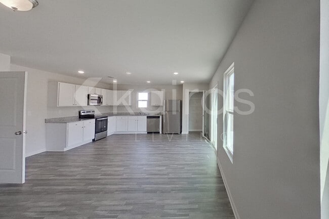 Building Photo - 111 Maple Dr