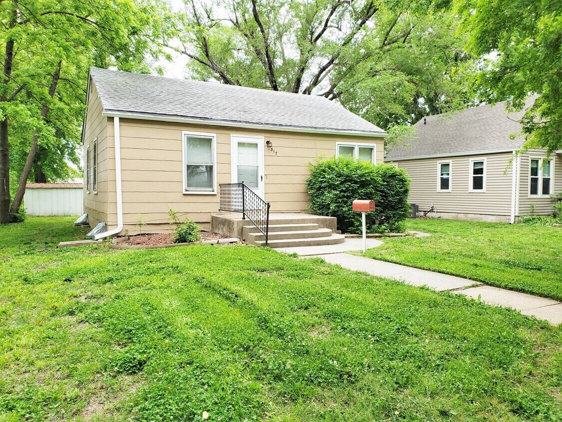 Primary Photo - 3D Tour Available - Off-Street Parking + W...