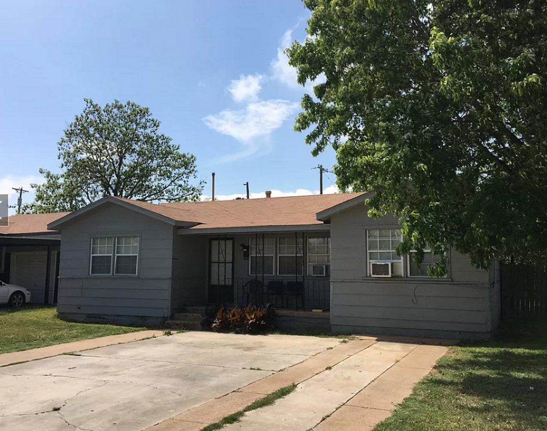 Building Photo - Charming 3 Bedroom Home