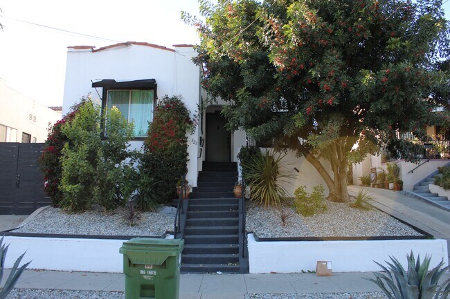 Unidad dúplex encendida. 323 en el lado derecho - 323 N Vendome St