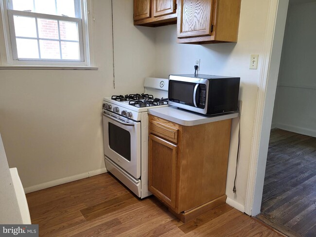 Building Photo - 209 W Van Buren Ave