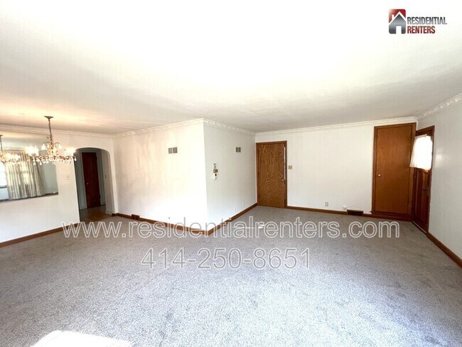Building Photo - 5538 W Auer Avenue