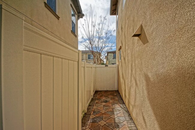 Building Photo - BRIGHT & AIRY, CORNER LOT 5BR3BA TOWNHOME ...
