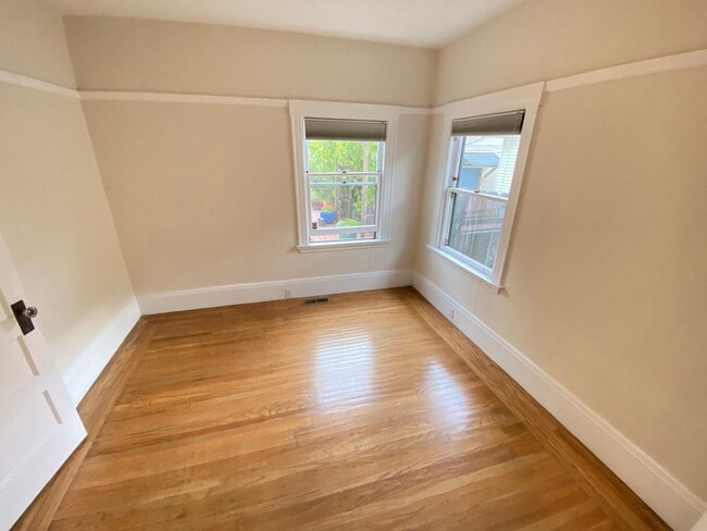 Building Photo - Advent - Low Deposit Bright Home W/ Laundr...