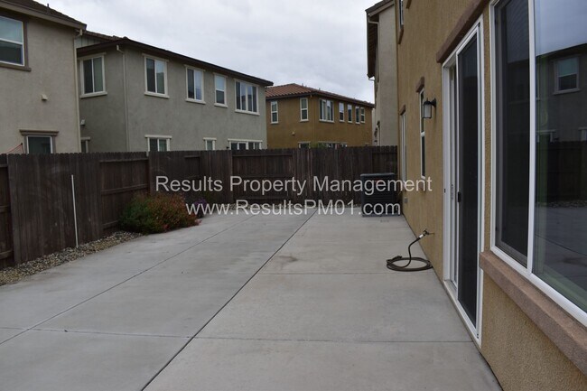 Foto del edificio - Lovely upgraded Four bedroom w Loft