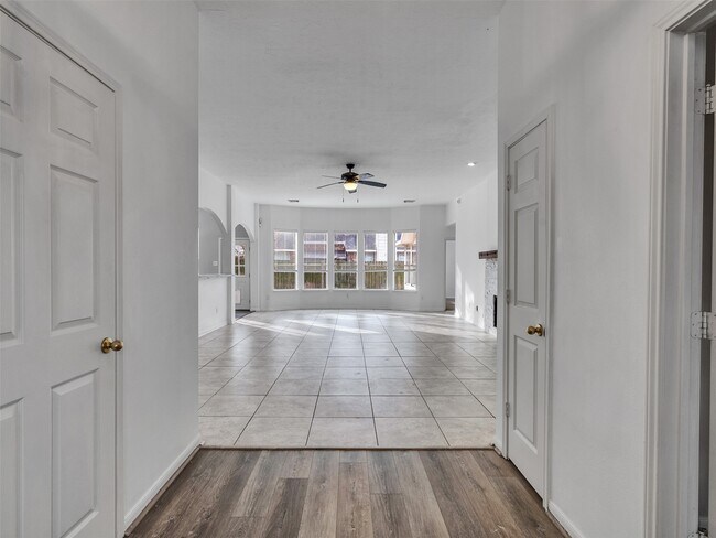 Foto del edificio - 3327 La Seine Ln