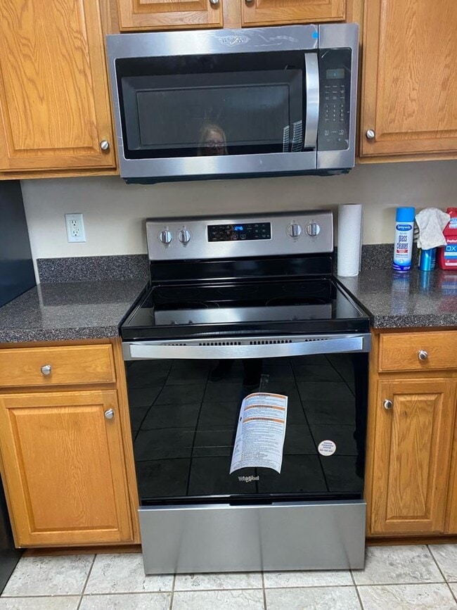 Estufa nueva - 765 Dragonfly Dr