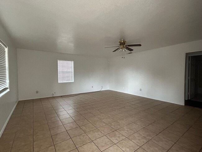 Building Photo - 2105 W Juniper St