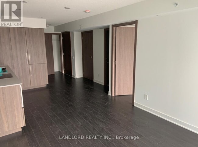 Photo du bâtiment - 17 Bathurst St