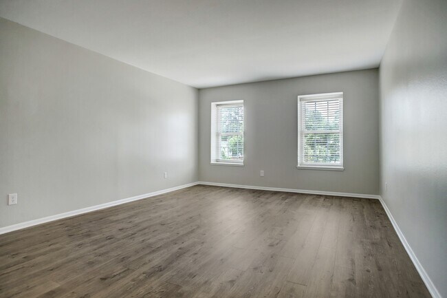 Building Photo - 353 N Post Oak Ln