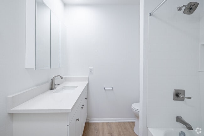 2 habitaciones, 2 baños - 1075 pies cuadrados - Baño principal - Diplomat Apartments