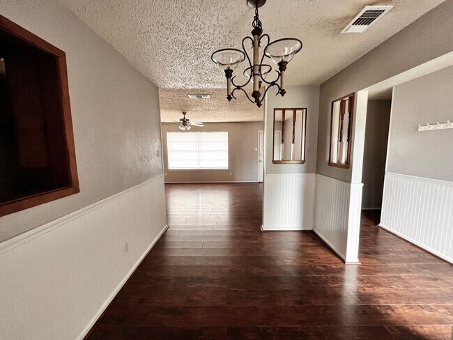 Building Photo - 3 Bedroom Home Close to Schools in Wolfforth!