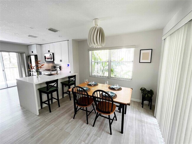 Foto del edificio - 9832 NW 9th Ct