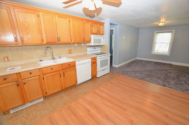 Building Photo - Cozy Home near Merle Hay!
