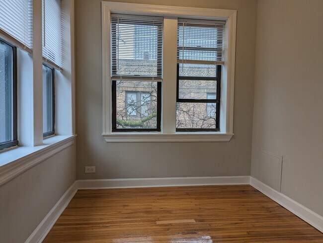 Foto del edificio - 3731 N Pine Grove Ave
