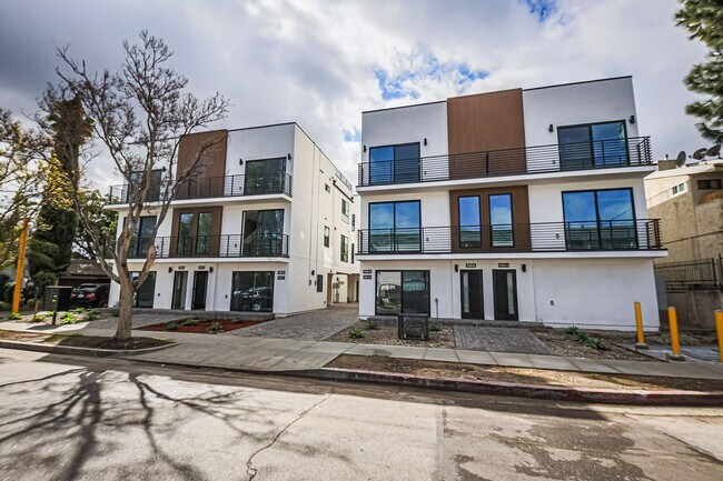 Foto del edificio - Modern 4 Bed / 3 Bath Townhome with Privat...