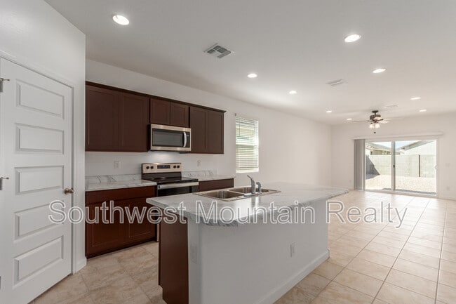 Foto del edificio - 38210 W Excussare Wy