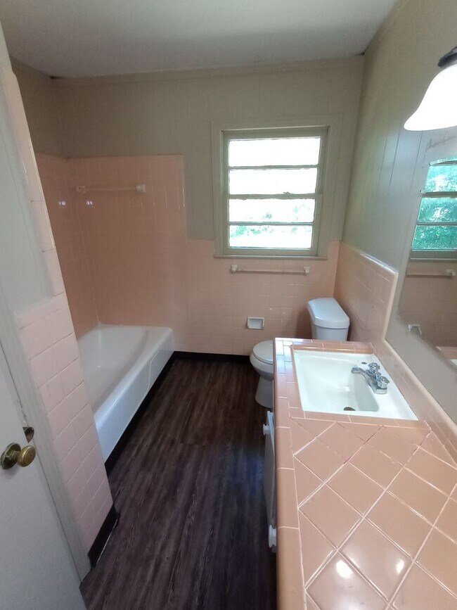 Building Photo - 3 bed 2 Bath Convenient Location