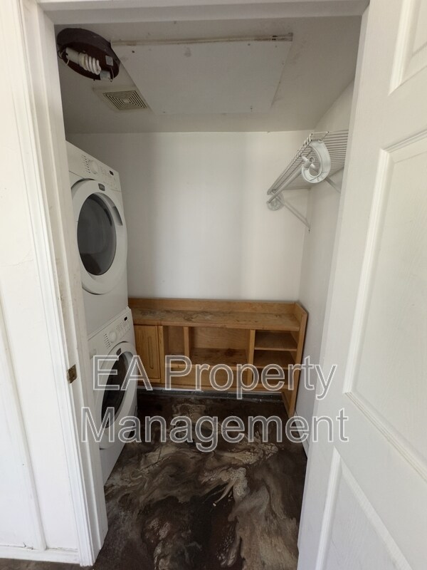 Building Photo - 1367 Young Ave SW