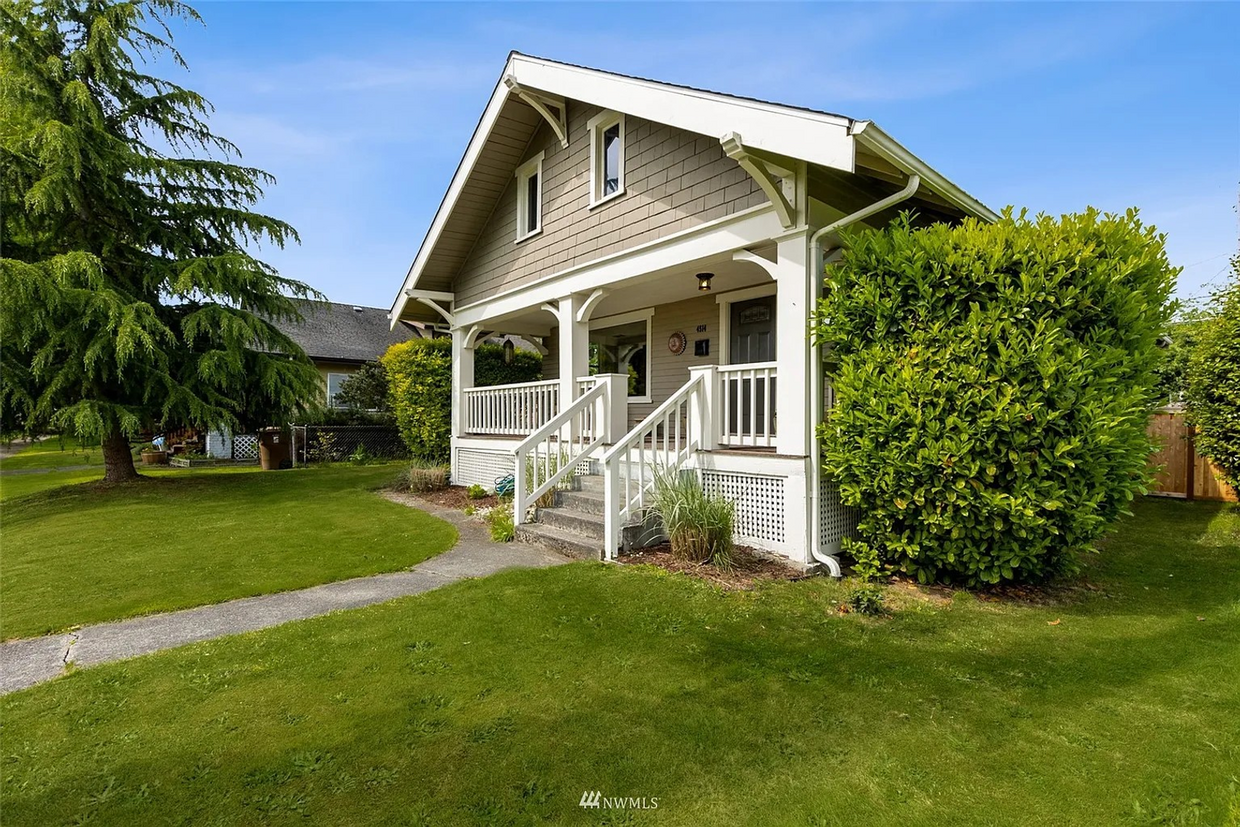 Primary Photo - Beautiful, Spacious Tacoma Home! Apply today!