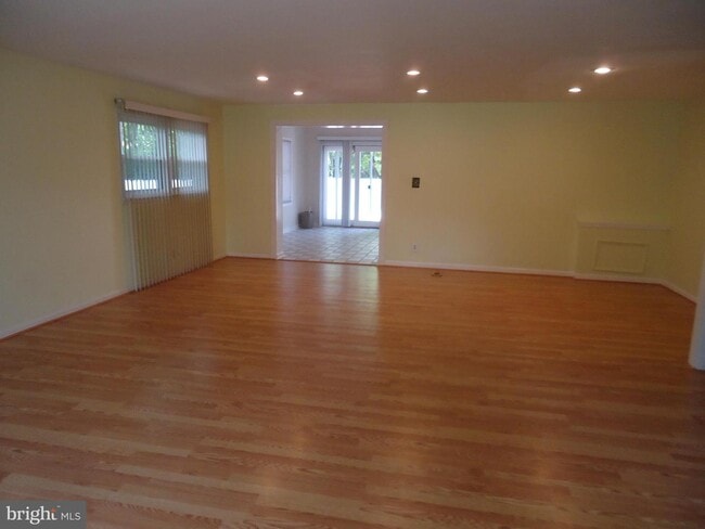Building Photo - 1447 Mayflower Dr