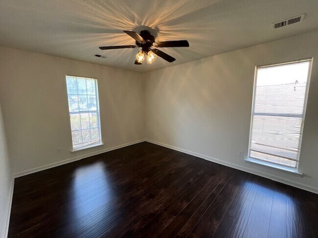 Building Photo - Renovated 3 Bedroom 2 Bath Home for Rent!
