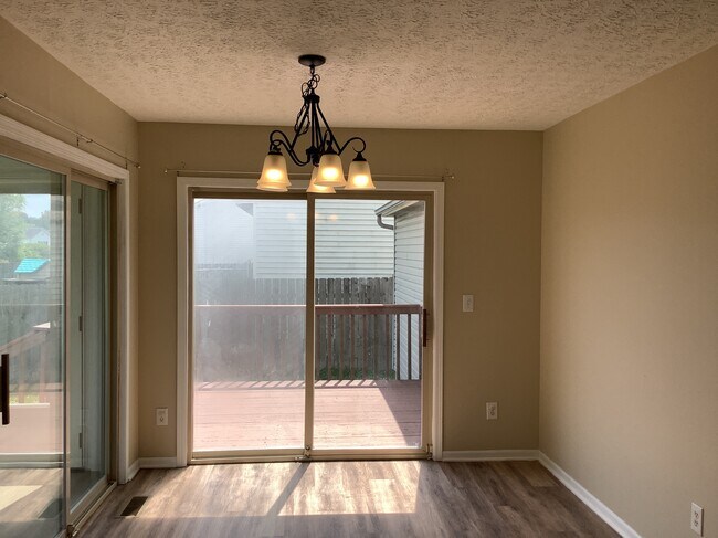 Foto del edificio - 492 Candleglow Rd