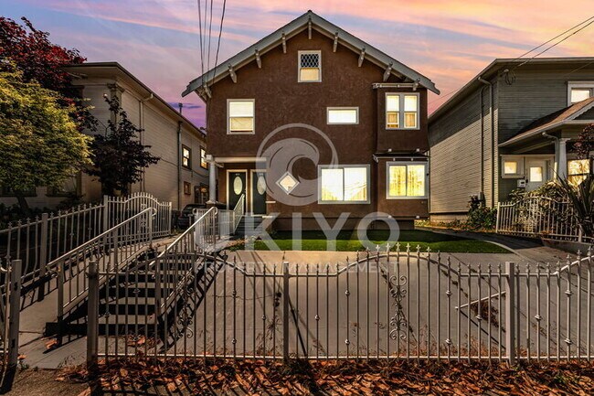 Building Photo - 629 55th St