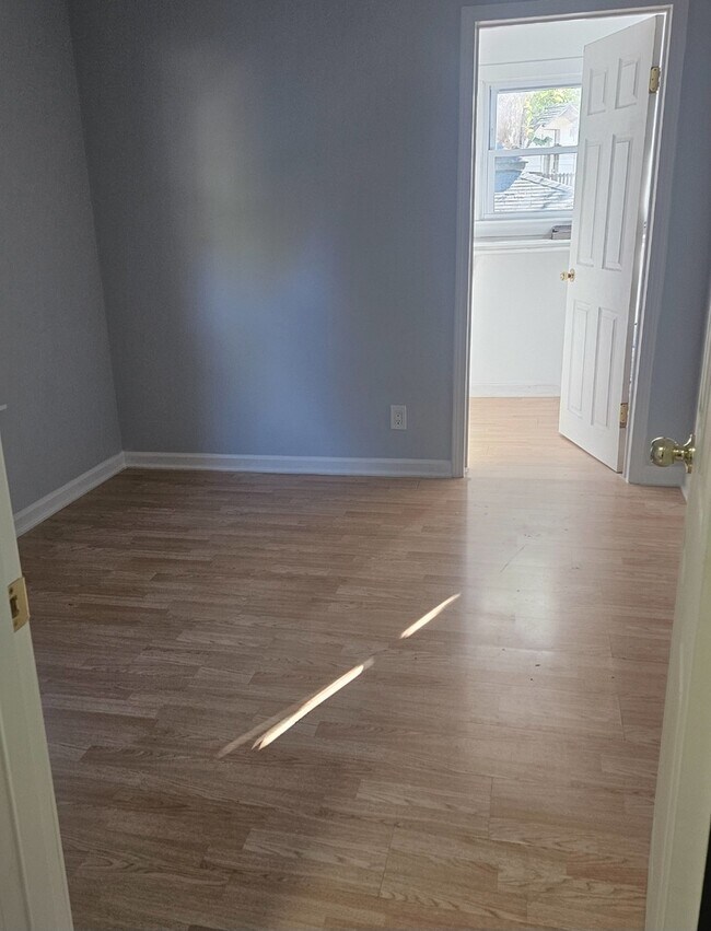 Building Photo - 733 Schomer Ave