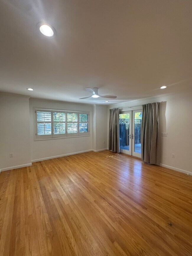 Foto del edificio - Two Story home!  3 bedroom, 2.5 bath, plus...