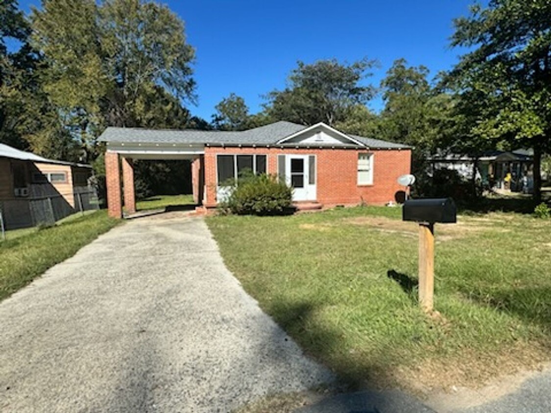 Primary Photo - 3 Bedroom / 1 bath home for immediate move...