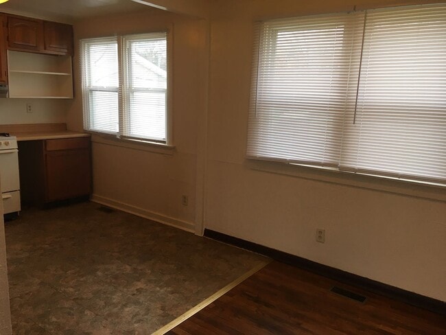 Building Photo - 1 BR Apt Near Fort Wayne Zoo