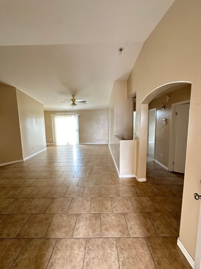 Foto del edificio - Charming 4-Bedroom, 2-Bathroom Home in Southeast Bakersfield
