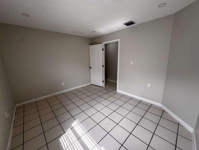 Foto del edificio - 933 SW 16th Pl