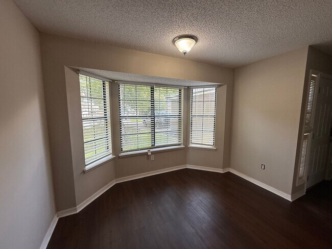 Foto del edificio - 200 Millers Trace Dr