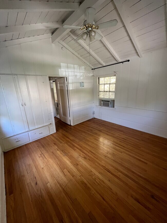 Building Photo - 655 Westmount Dr