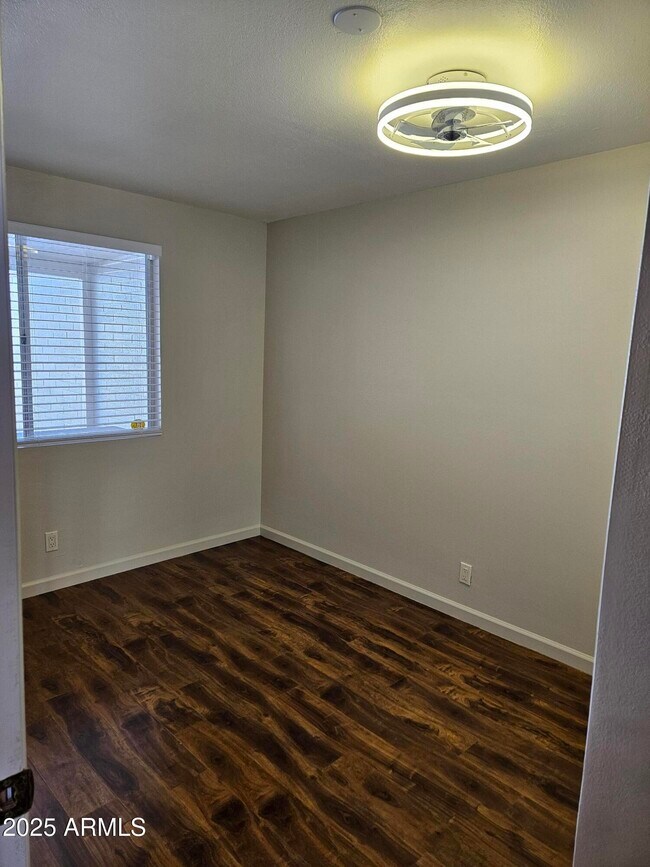 Foto del edificio - 332 N Dobson Rd