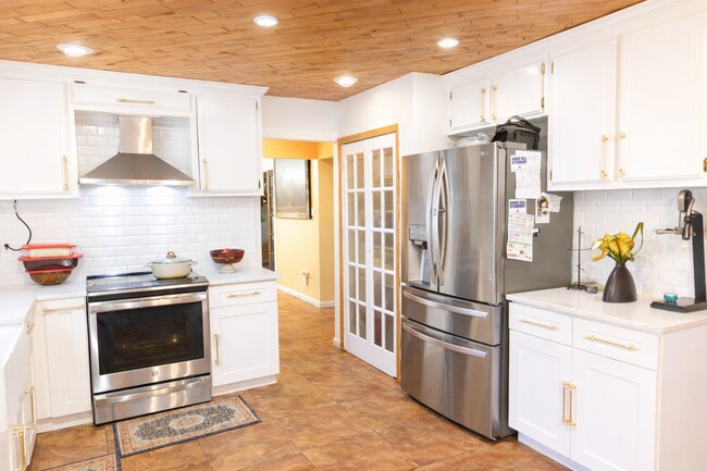 Foto del edificio - Sophisticated 4 bedroom Home in Coram for rent.