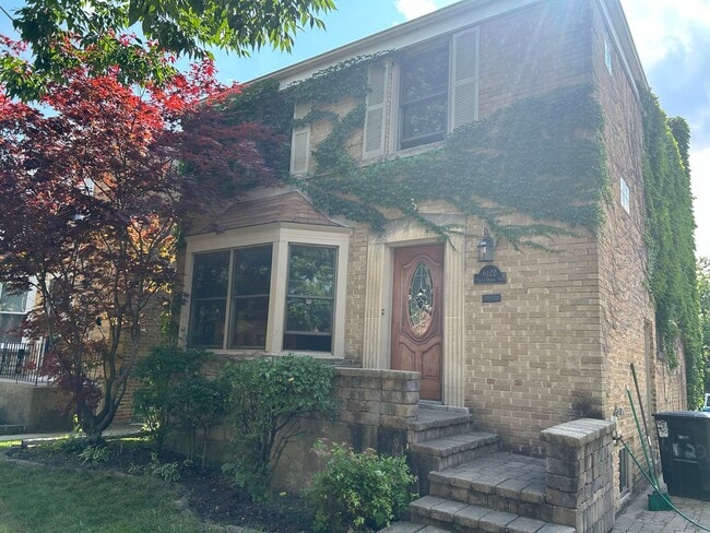 Building Photo - 6122 N Drake Ave