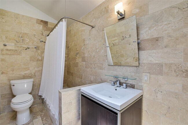 Foto del edificio - 7122 Wood Hollow Dr