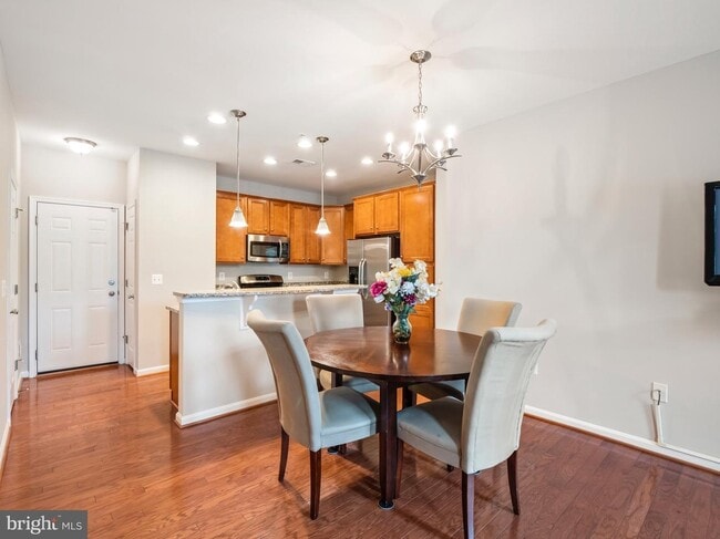 Building Photo - 43889 Centergate Dr