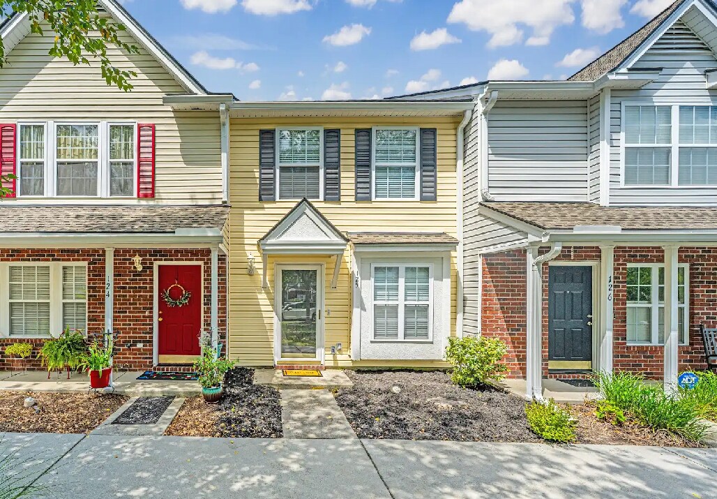 Primary Photo - 125 Macy Cir