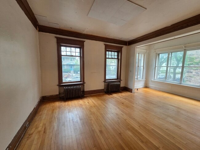 Building Photo - 2402 E Webster Pl